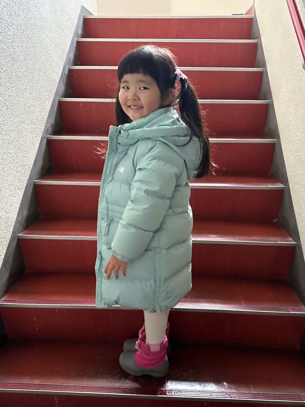 ピンク系のワンピースを着用したキッズの春コーディネートの3枚目の写真