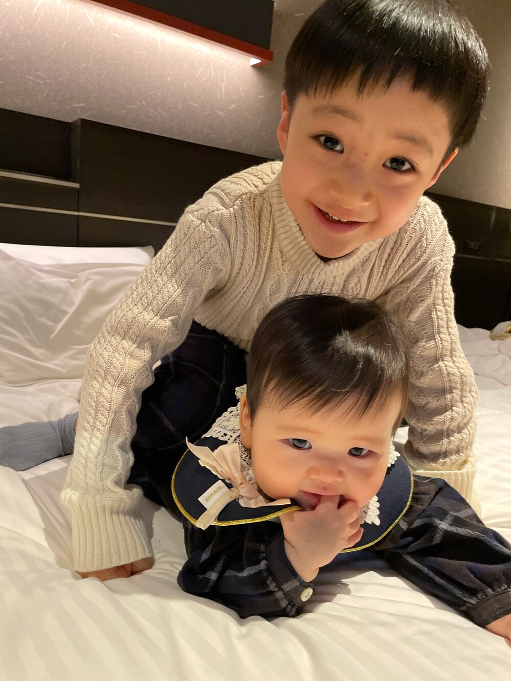 ブラック系のスウェット、ブルー系のその他パンツ、シルバー系のスニーカーを着用したキッズの秋コーディネートの5枚目の写真