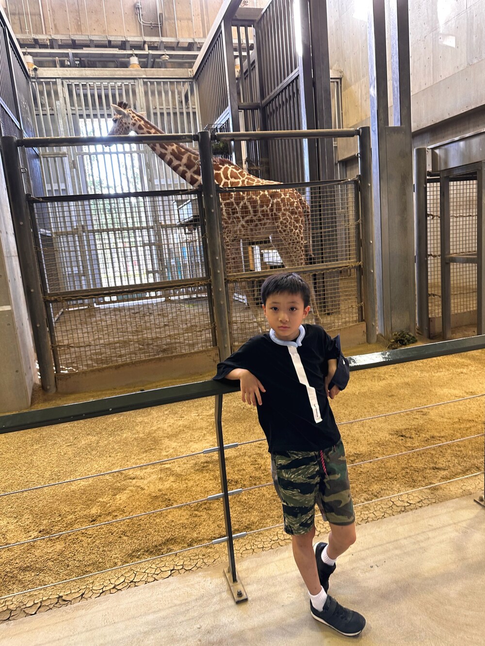 ブラック系のTシャツ/カットソー、グリーン系のその他パンツ、ブラック系のスニーカーを着用したキッズの秋コーディネートの3枚目の写真