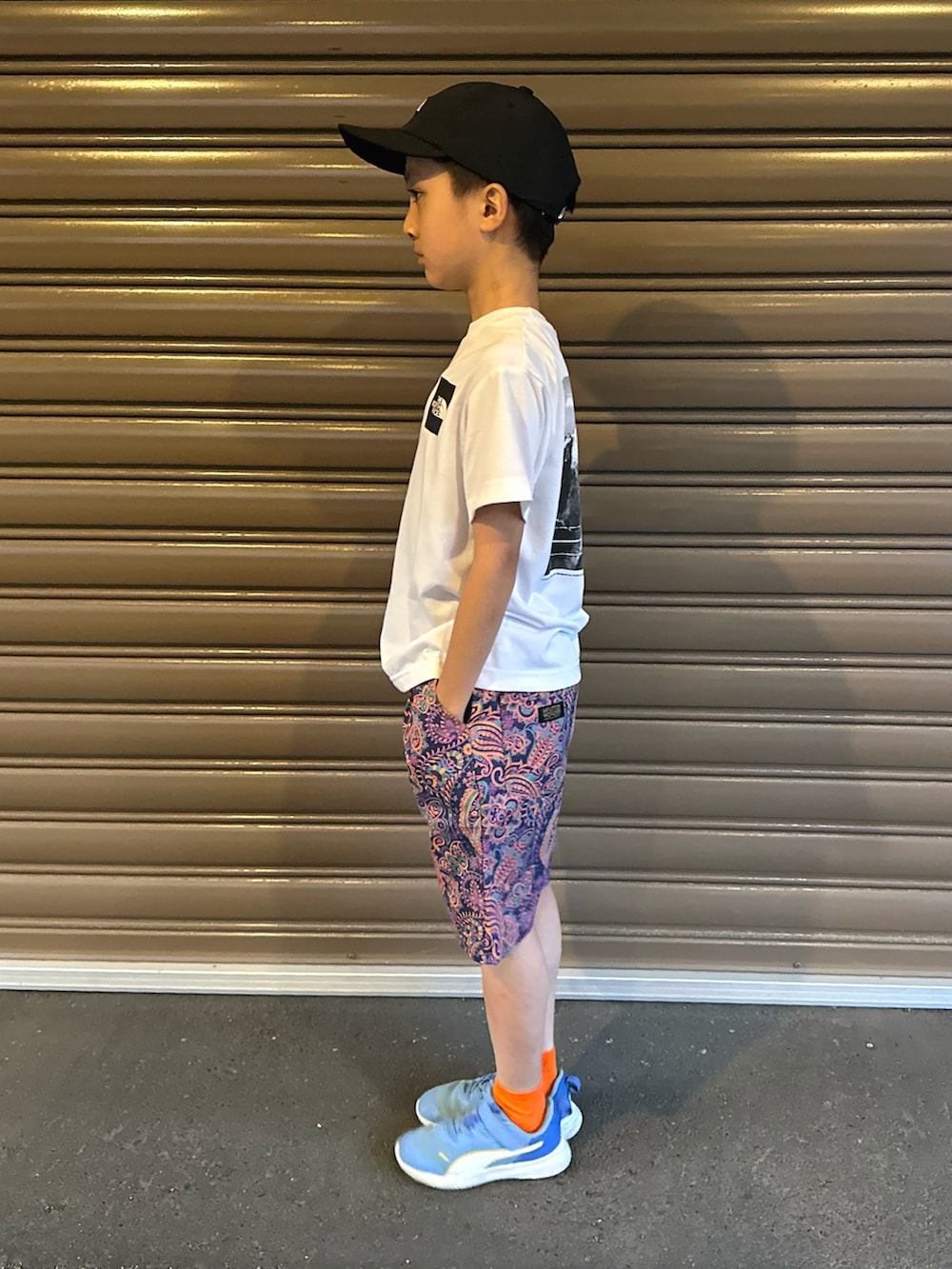 ホワイト系のTシャツ/カットソー、パープル系のその他パンツ、ブルー系のスニーカーを着用したキッズの夏コーディネートの3枚目の写真