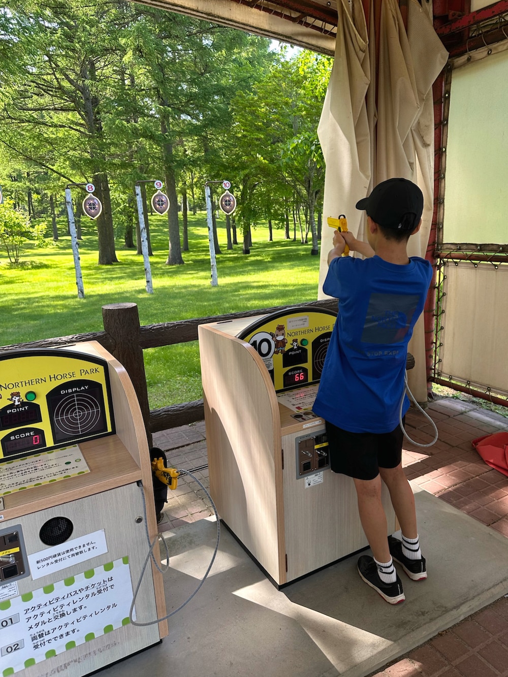 ブルー系のTシャツ/カットソー、ブラック系のその他パンツ、ブラック系のスニーカーを着用したキッズの夏コーディネートの3枚目の写真
