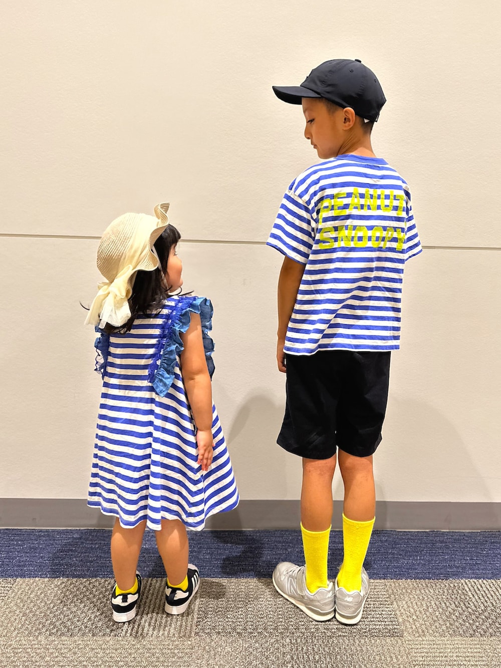 パープル系のTシャツ/カットソー、ブラック系のその他パンツ、パープル系のワンピースを着用したキッズの秋コーディネートの2枚目の写真