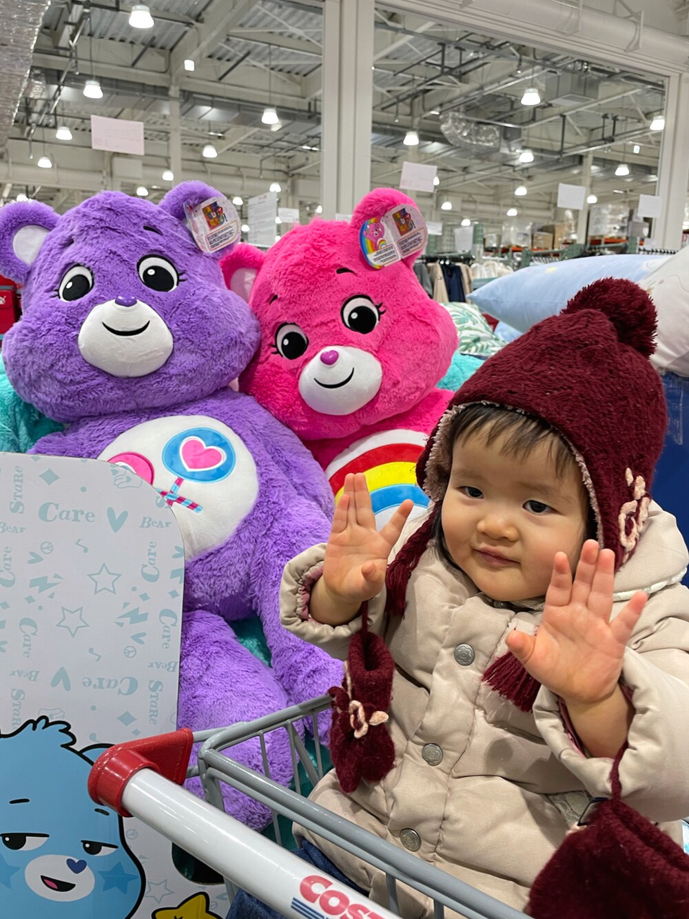 ホワイト系のスウェット、ベージュ系のベスト、ブルー系のデニムパンツを着用したキッズの冬コーディネートの2枚目の写真