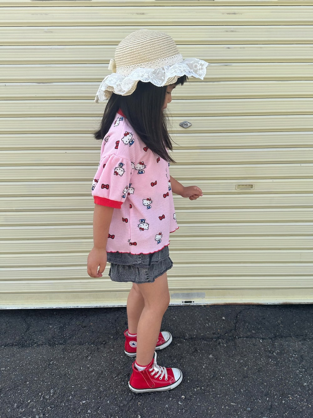 ピンク系のTシャツ/カットソー、ブラック系のその他パンツ、ホワイト系のショルダーバッグを着用したキッズの夏コーディネートの3枚目の写真