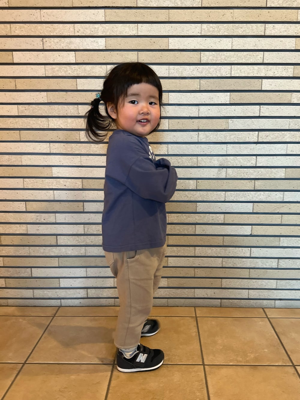 ブルー系のTシャツ/カットソー、ブルー系のスニーカー、ベージュ系のソックス/靴下を着用したキッズの夏コーディネートの3枚目の写真