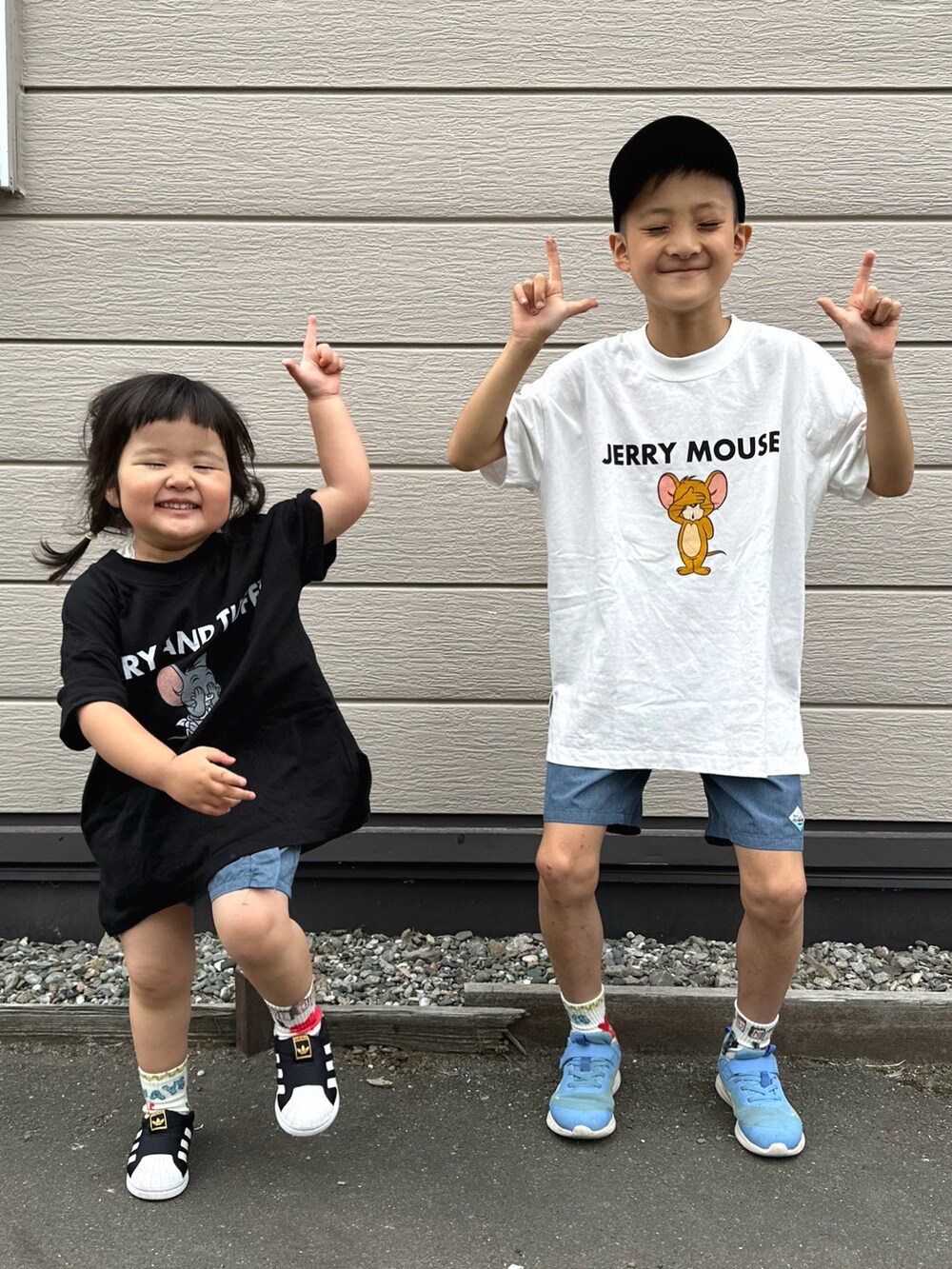 ホワイト系のTシャツ/カットソー、ブルー系のその他パンツ、ブルー系のスニーカーを着用したキッズの夏コーディネートの2枚目の写真