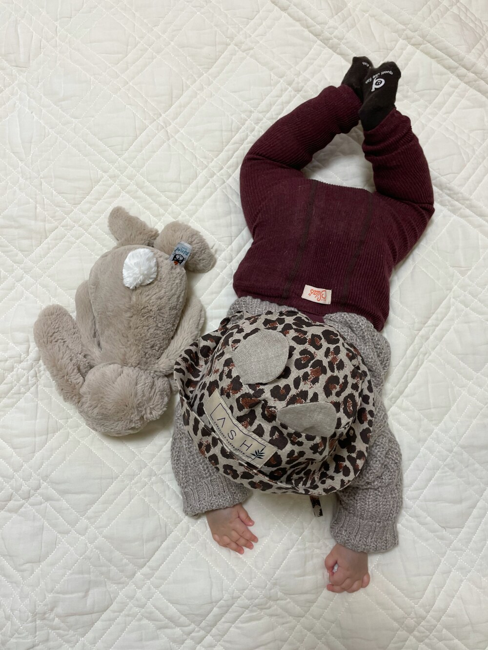 ベージュ系のニット/セーター、ブラウン系のハット、ブラウン系のレギンス/スパッツを着用したキッズの冬コーディネートの3枚目の写真