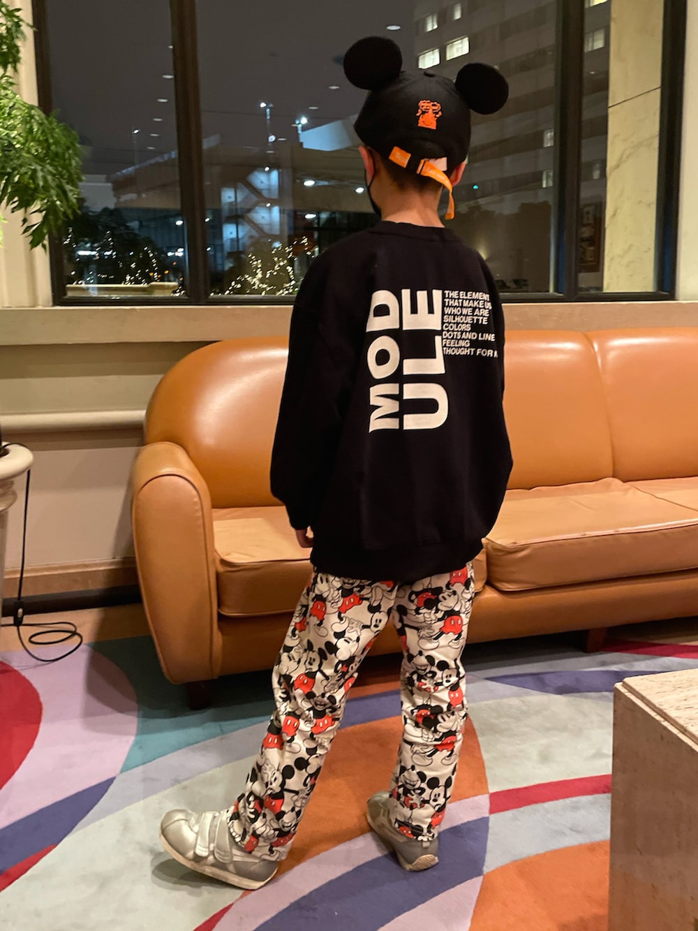 グリーン系のダウンジャケット/コート、ブラック系のスウェット、ホワイト系のその他パンツを着用したキッズの春コーディネートの5枚目の写真