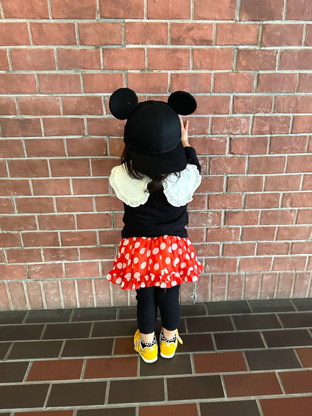 ブラック系のその他トップス、ホワイト系のTシャツ/カットソー、レッド系のスカートを着用したキッズの秋コーディネートの2枚目の写真