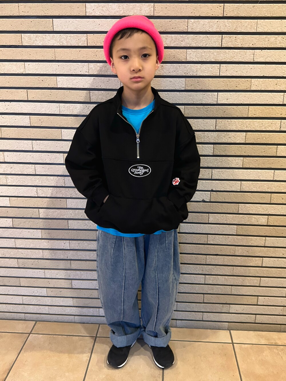 ブラック系のスウェット、ブルー系のTシャツ/カットソー、ブルー系のデニムパンツを着用したキッズの春コーディネートの2枚目の写真
