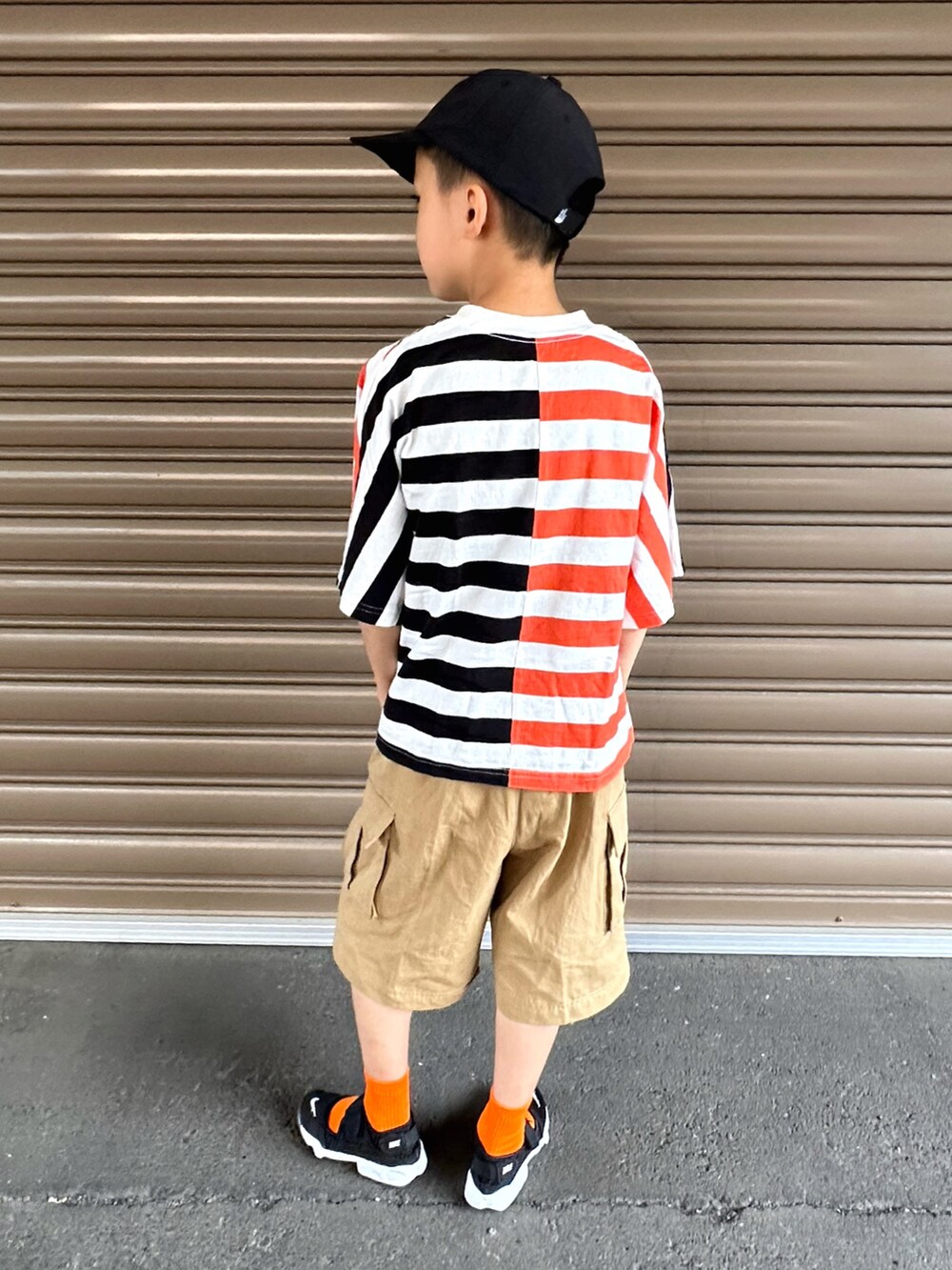 その他のTシャツ/カットソー、ベージュ系のその他パンツ、ブラック系のスニーカーを着用したキッズの夏コーディネートの3枚目の写真