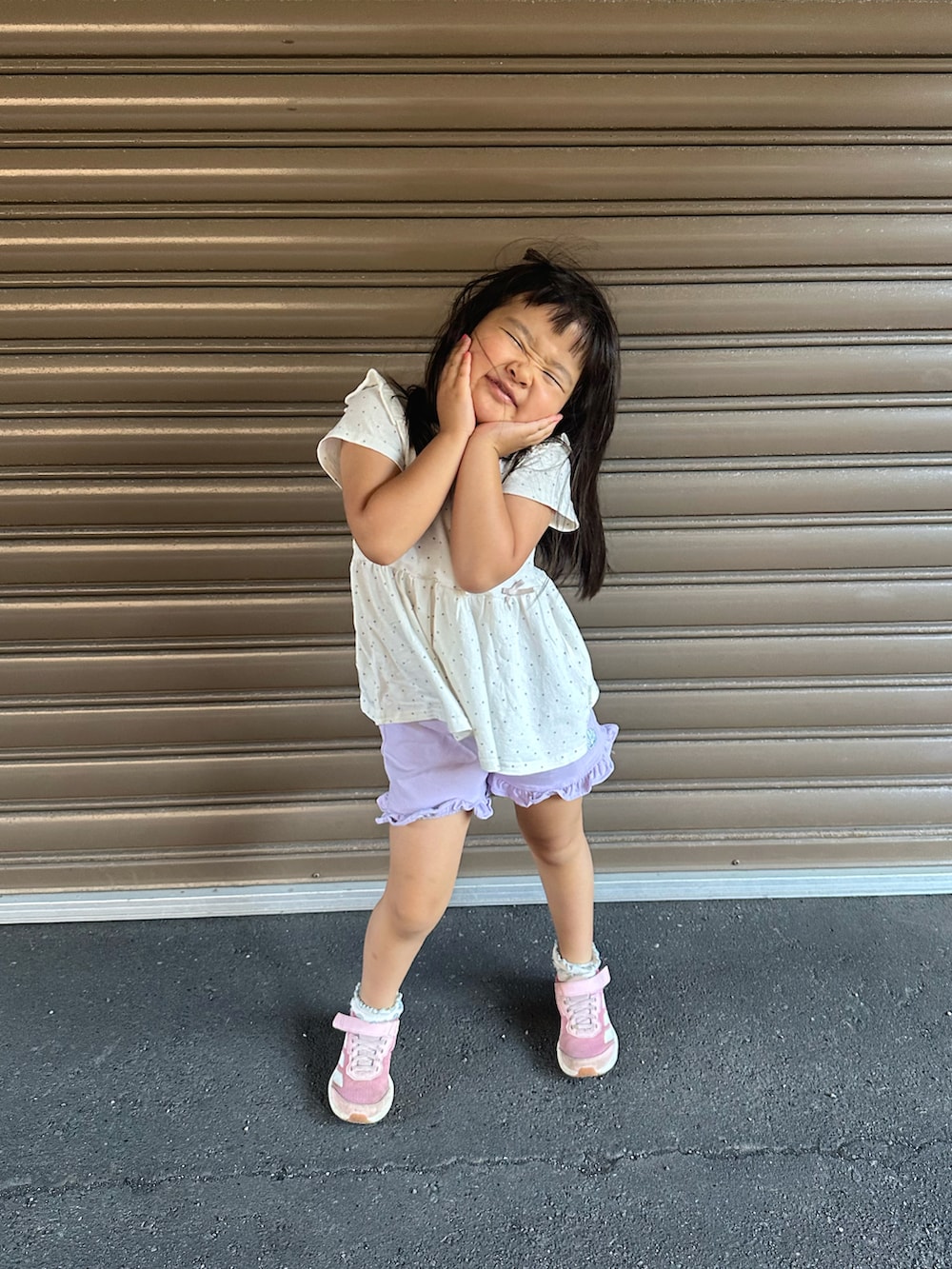 パープル系のその他パンツ、ホワイト系のチュニック、ピンク系のスニーカーを着用したキッズの秋コーディネートの3枚目の写真