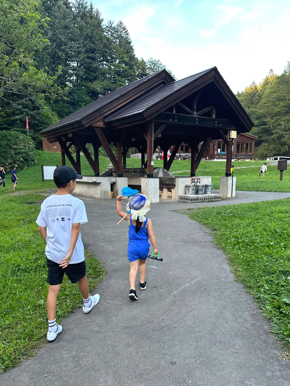 ピンク系のサンダル、ホワイト系のTシャツ/カットソー、ブラック系のその他パンツを着用したキッズの秋コーディネートの2枚目の写真