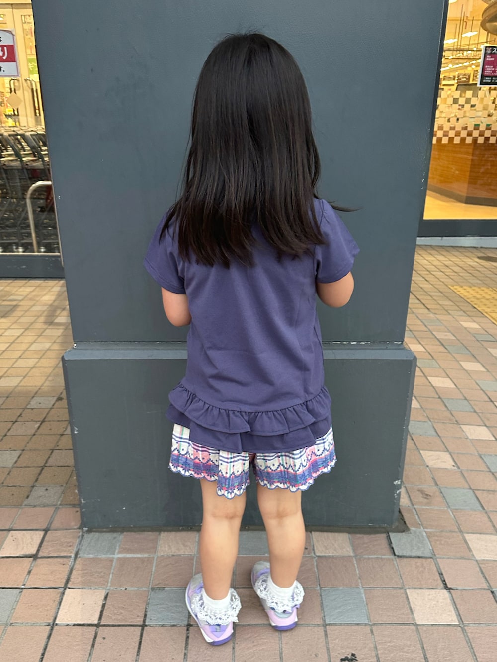 パープル系のスニーカー、ブルー系のTシャツ/カットソー、パープル系のその他パンツを着用したキッズの夏コーディネートの2枚目の写真