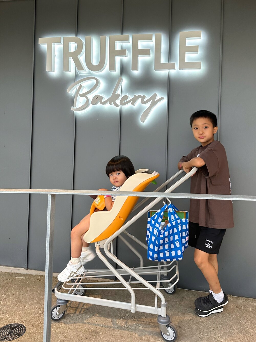 ブラウン系のTシャツ/カットソー、ブラック系のパンツ、ブラック系のスニーカーを着用したキッズの秋コーディネートの5枚目の写真