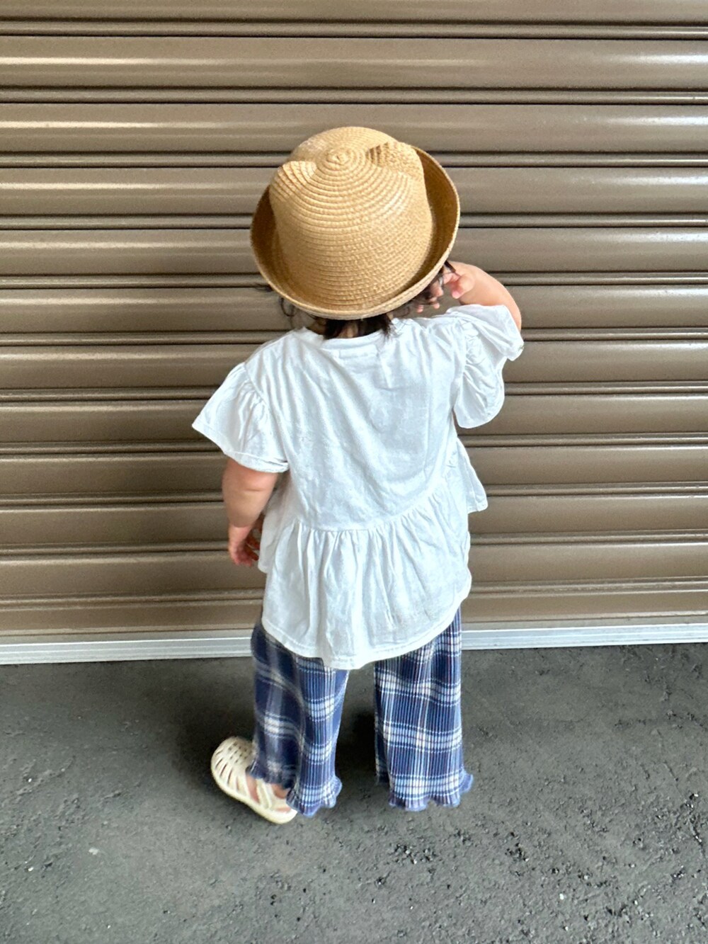 ホワイト系のTシャツ/カットソー、ブルー系のパンツ、ホワイト系のサンダルを着用したキッズの夏コーディネートの4枚目の写真
