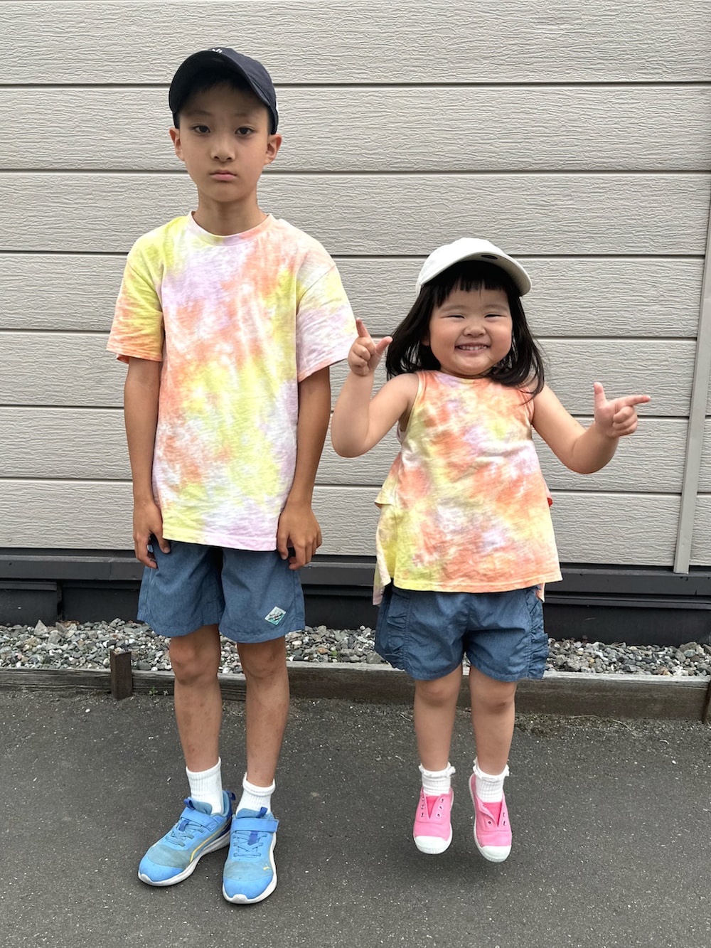 イエロー系のTシャツ/カットソー、ブルー系のその他パンツ、ブルー系のスニーカーを着用したキッズの夏コーディネートの2枚目の写真