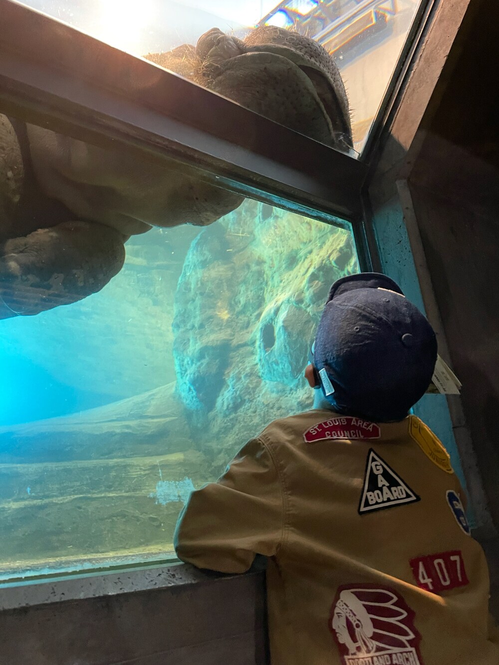 ベージュ系のその他アウター、ブルー系のスウェット、レッド系のその他パンツを着用したキッズの春コーディネートの2枚目の写真