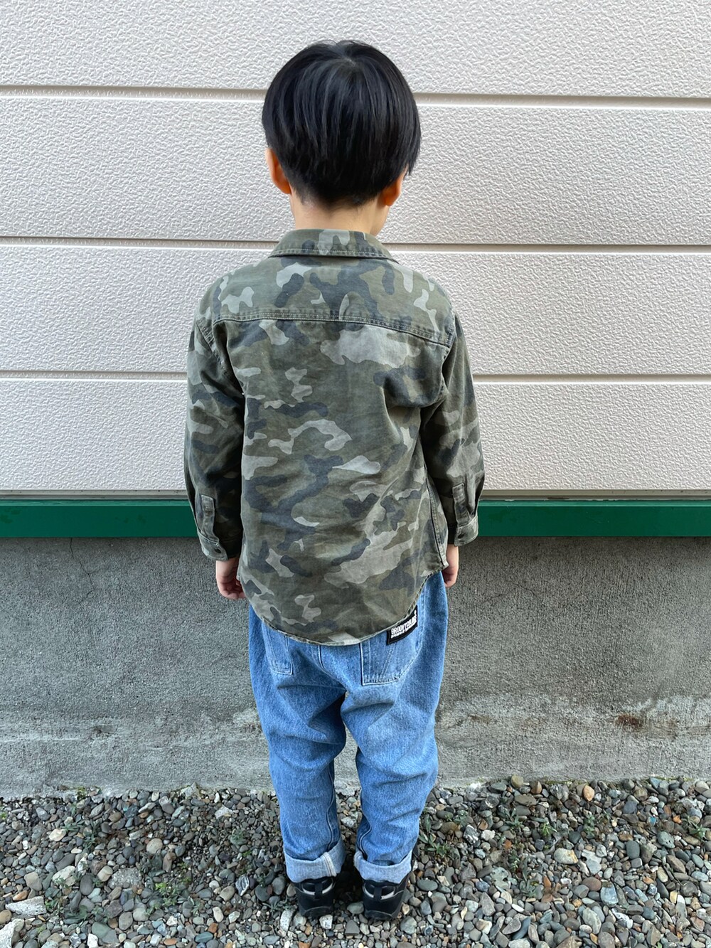 グリーン系のシャツ/ブラウス、ホワイト系のTシャツ/カットソー、ブルー系のデニムパンツを着用したキッズの春コーディネートの3枚目の写真