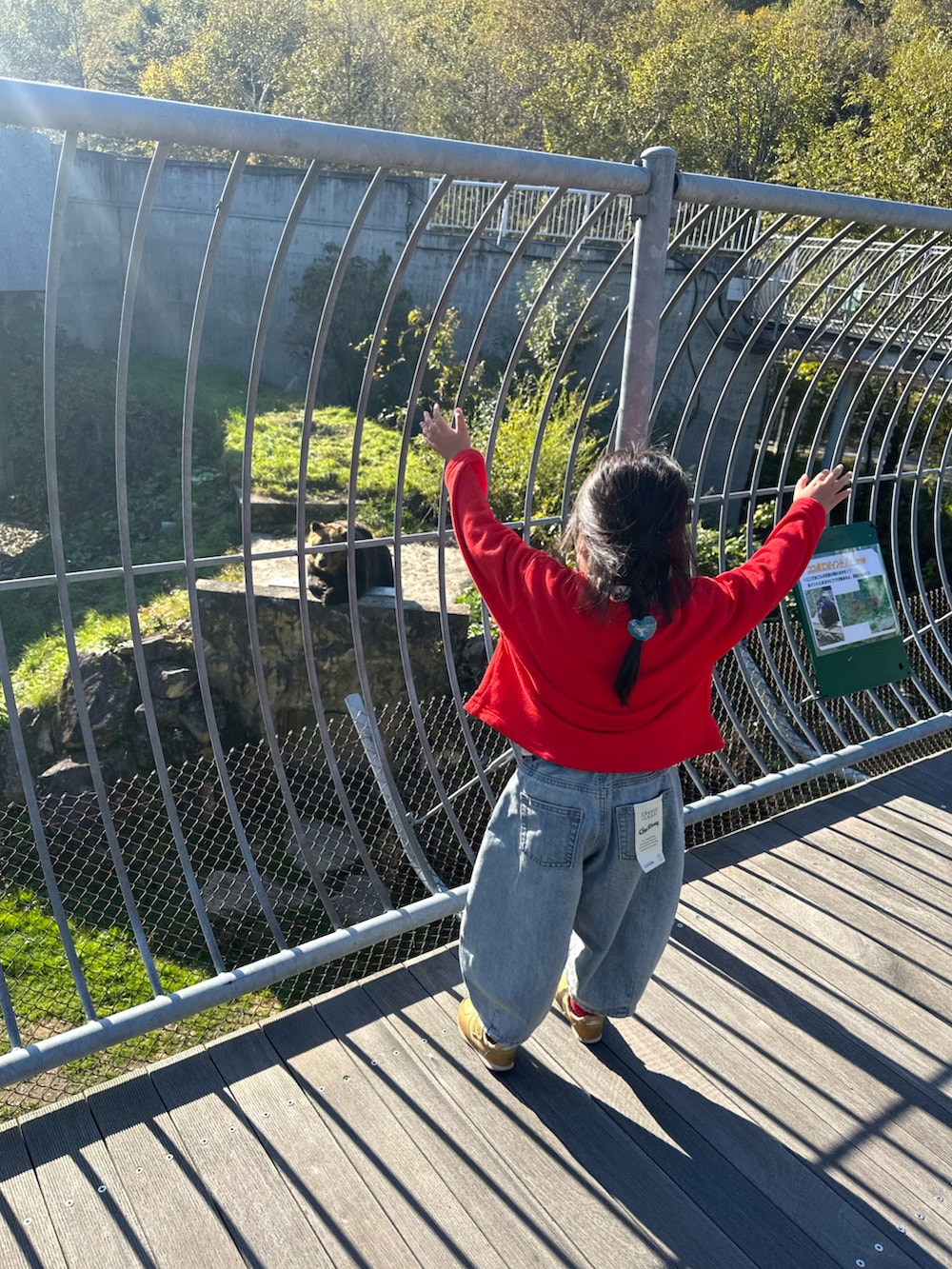 ブルー系のデニムパンツ、ゴールド系のスニーカー、ホワイト系のTシャツ/カットソーを着用したキッズの秋コーディネートの2枚目の写真