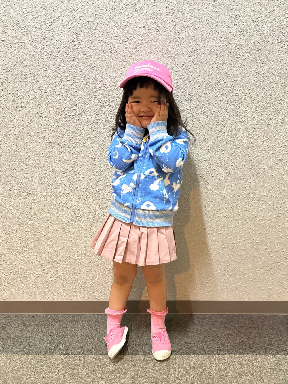 ブルー系のパーカー、ピンク系のその他パンツ、ピンク系のスリッポンを着用したキッズの秋コーディネートの3枚目の写真