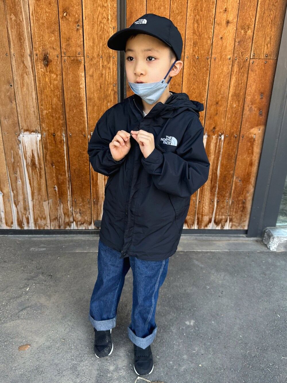 グリーン系のTシャツ/カットソー、ブルー系のサロペット/オーバーオール、ブラック系のスニーカーを着用したキッズの春コーディネートの5枚目の写真