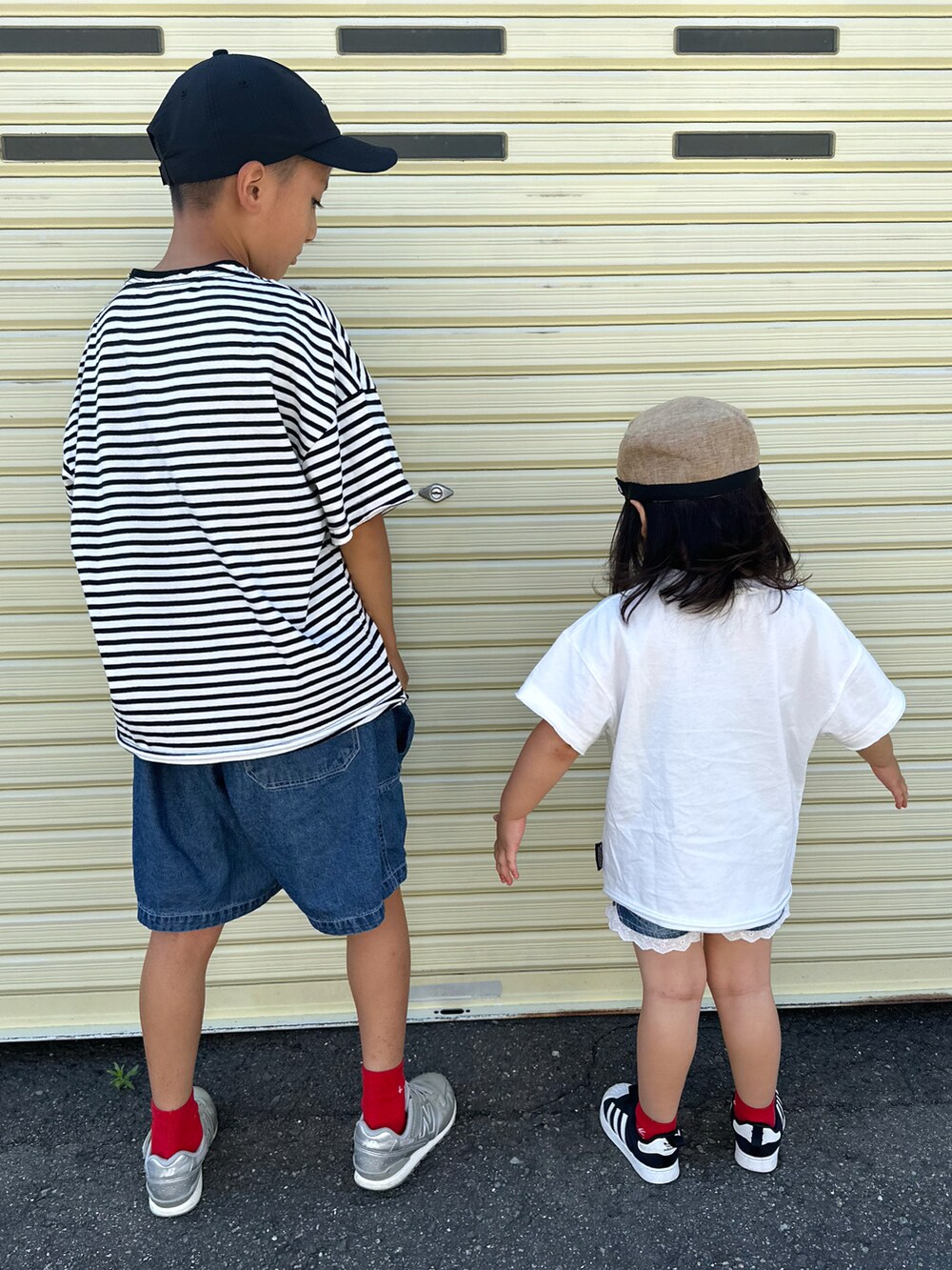 ブラック系のTシャツ/カットソー、ブルー系のデニムパンツ、シルバー系のスニーカーを着用したキッズの夏コーディネートの5枚目の写真