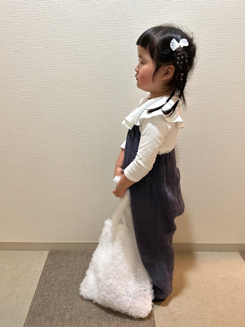 ホワイト系のTシャツ/カットソー、グレー系のサロペット/オーバーオール、ブラック系のバレエシューズを着用したキッズの夏コーディネートの3枚目の写真