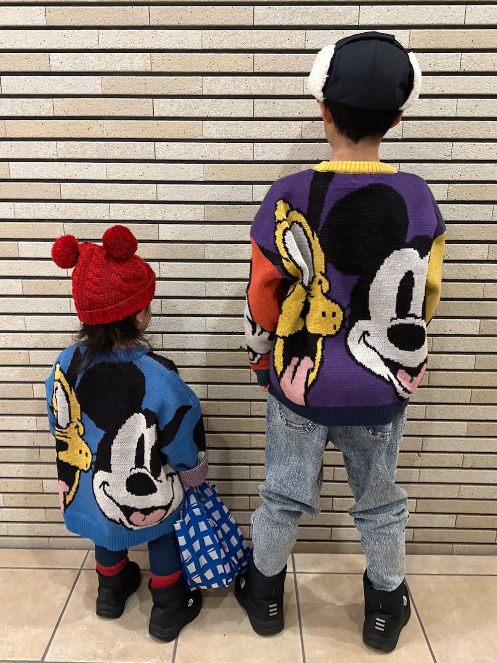 その他のニット/セーター、その他のデニムパンツ、ブラック系のブーツを着用したキッズの冬コーディネートの5枚目の写真