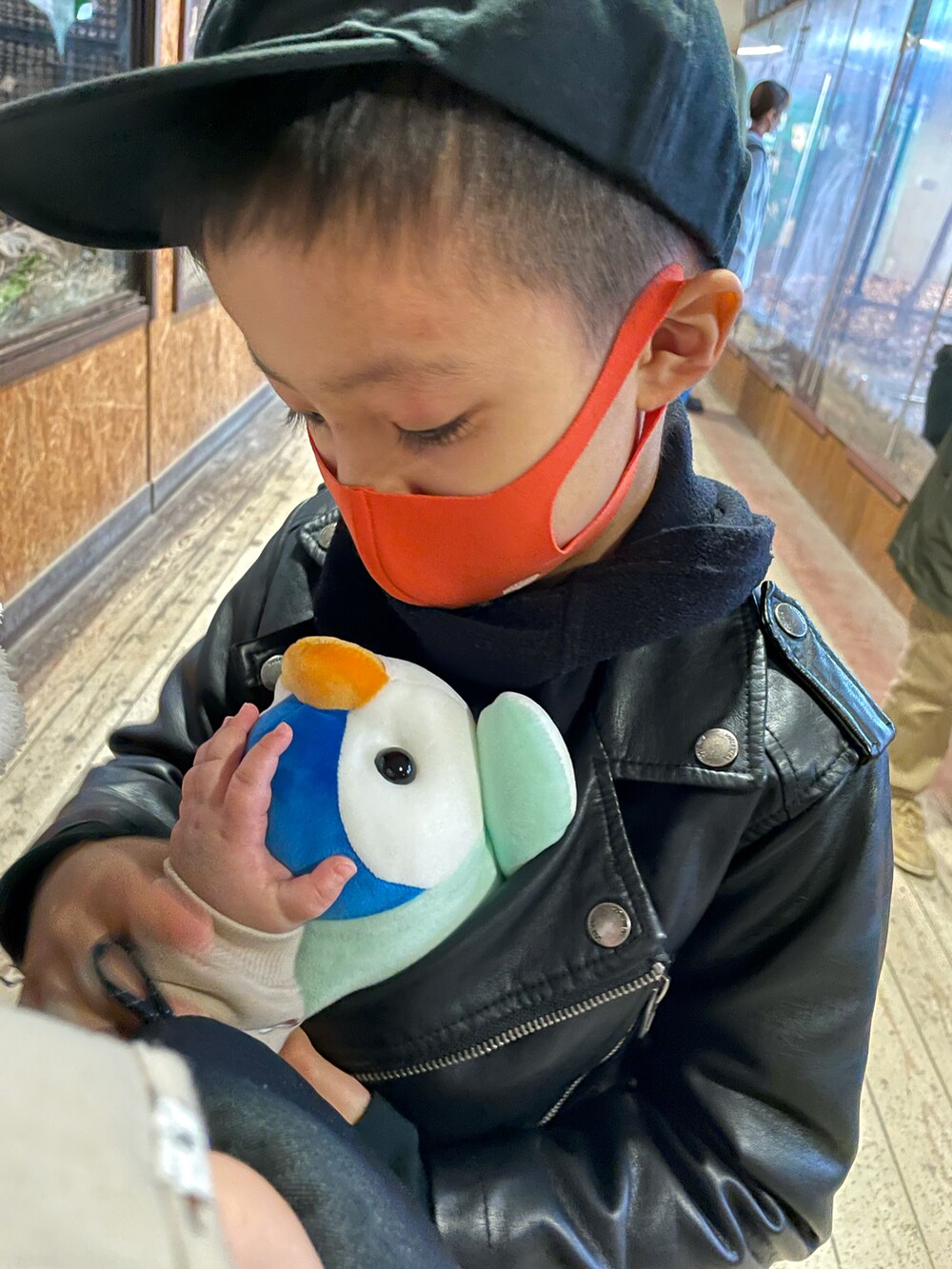 ブラック系のライダースジャケット、ブラック系のスウェット、ブラック系のその他パンツを着用したキッズの冬コーディネートの3枚目の写真