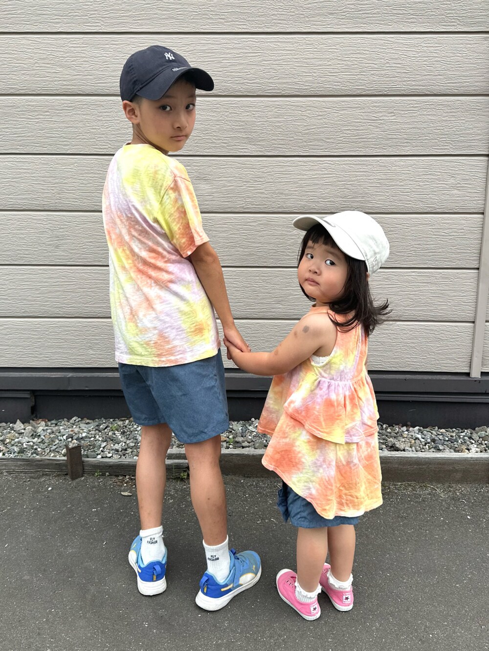 イエロー系のTシャツ/カットソー、ブルー系のその他パンツ、ブルー系のスニーカーを着用したキッズの夏コーディネートの5枚目の写真