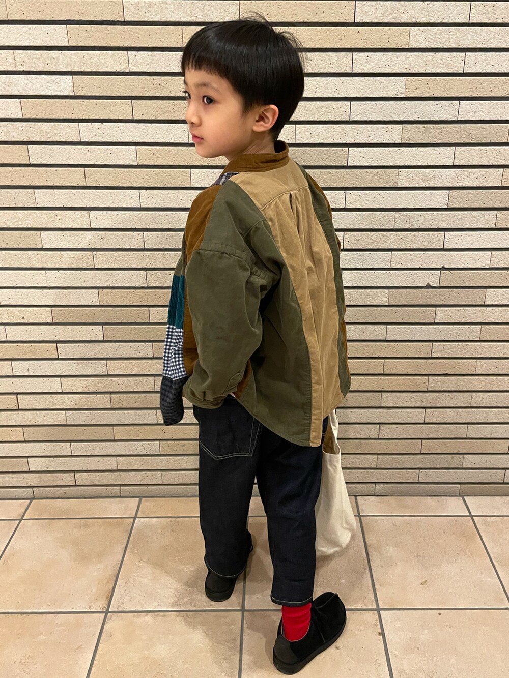 ホワイト系のTシャツ/カットソー、その他のシャツ/ブラウス、ブルー系のデニムパンツを着用したキッズの冬コーディネートの3枚目の写真