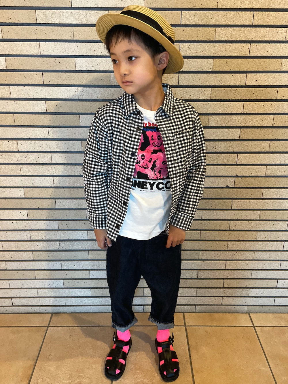 ホワイト系のTシャツ/カットソー、ブラック系のシャツ/ブラウス、ブルー系のデニムパンツを着用したキッズの夏コーディネートの3枚目の写真