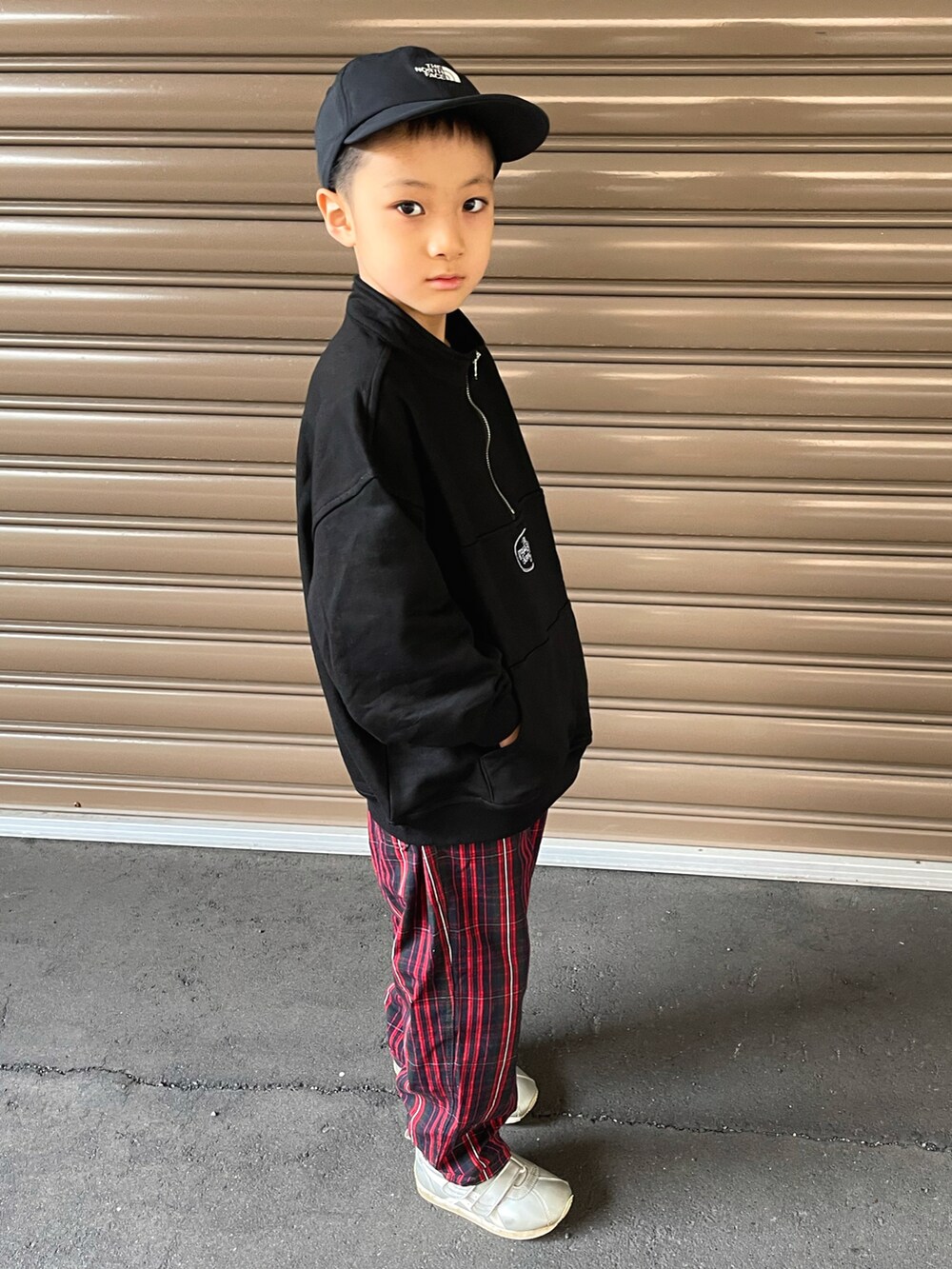 ブラック系のスウェット、レッド系のその他パンツ、シルバー系のスニーカーを着用したキッズの秋コーディネートの3枚目の写真