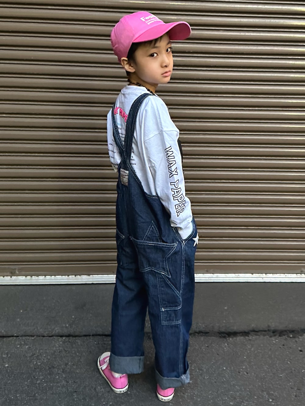 ホワイト系のTシャツ/カットソー、ブルー系のサロペット/オーバーオール、ピンク系のスニーカーを着用したキッズの春コーディネートの2枚目の写真