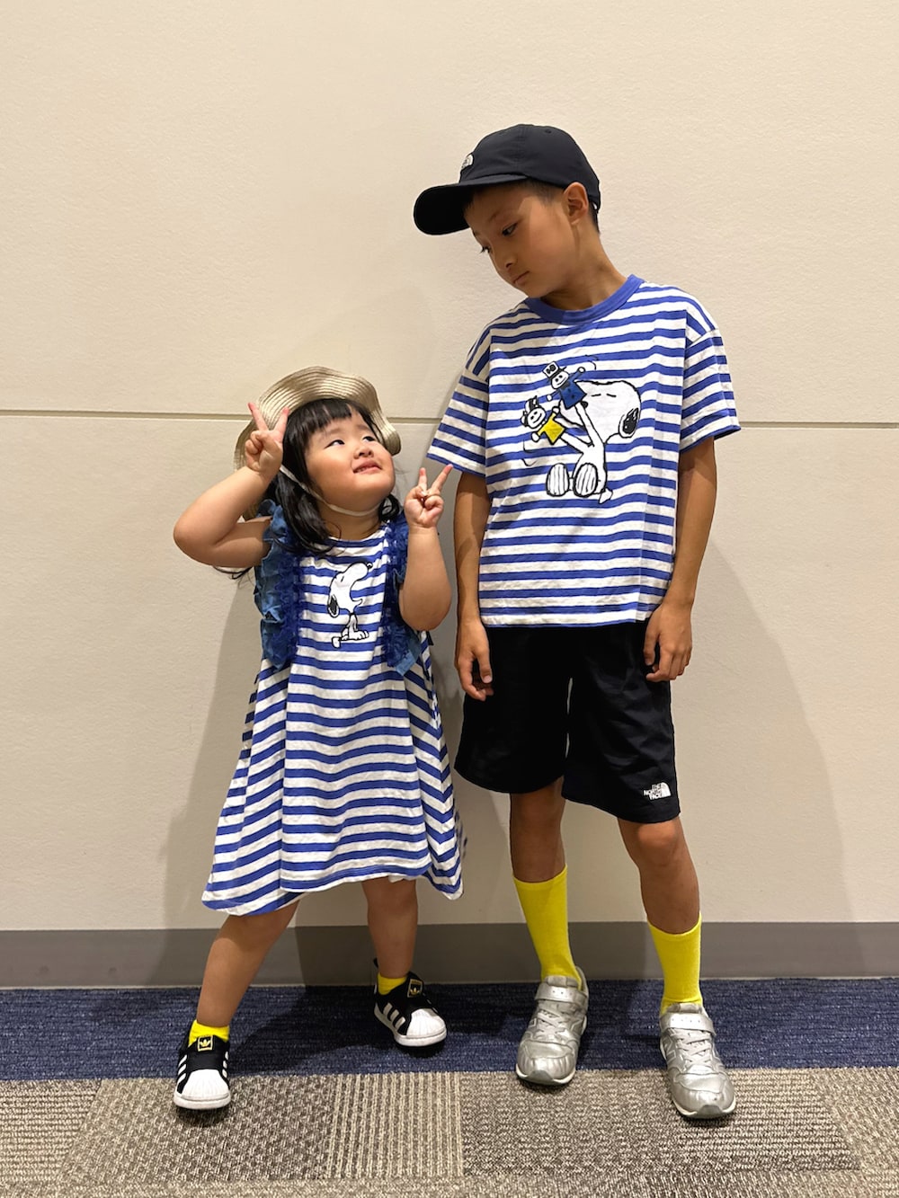 パープル系のTシャツ/カットソー、ブラック系のその他パンツ、パープル系のワンピースを着用したキッズの秋コーディネートの3枚目の写真