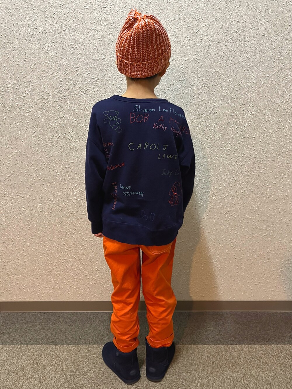 ブルー系のスウェット、オレンジ系のその他パンツ、ブルー系のブーツを着用したキッズの春コーディネートの2枚目の写真