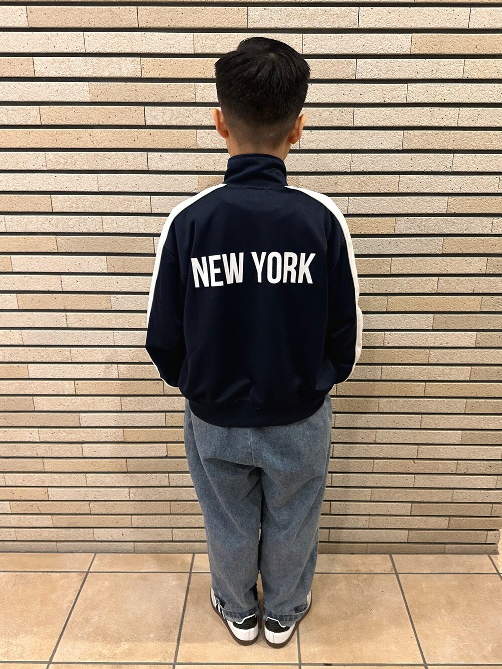 ブルー系のジャージ、ホワイト系のTシャツ/カットソー、ブルー系のデニムパンツを着用したキッズの春コーディネートの4枚目の写真