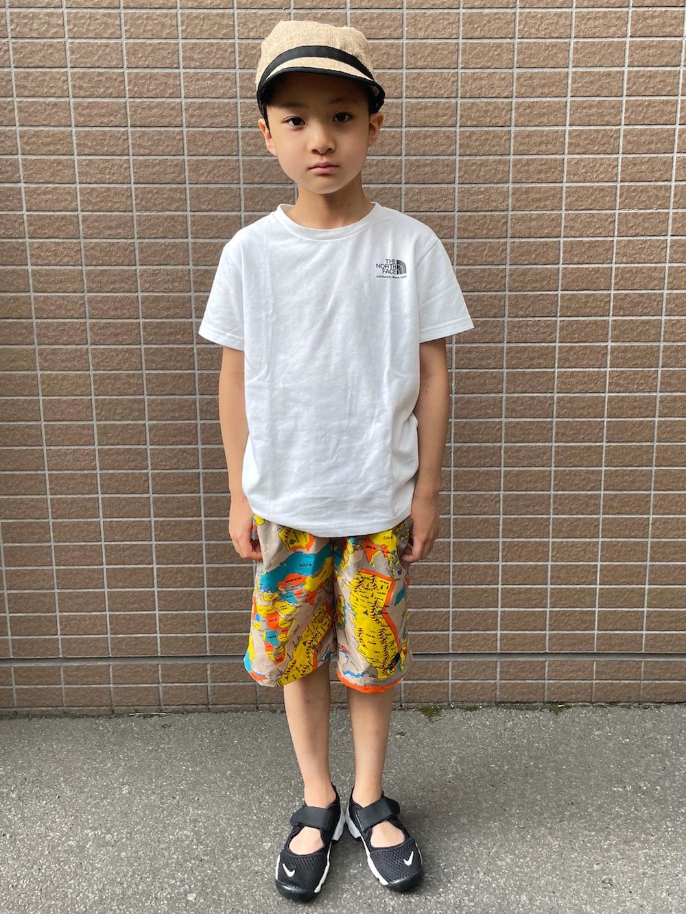 ホワイト系のTシャツ/カットソー、イエロー系のその他パンツ、ブラック系のスニーカーを着用したキッズの夏コーディネートの2枚目の写真