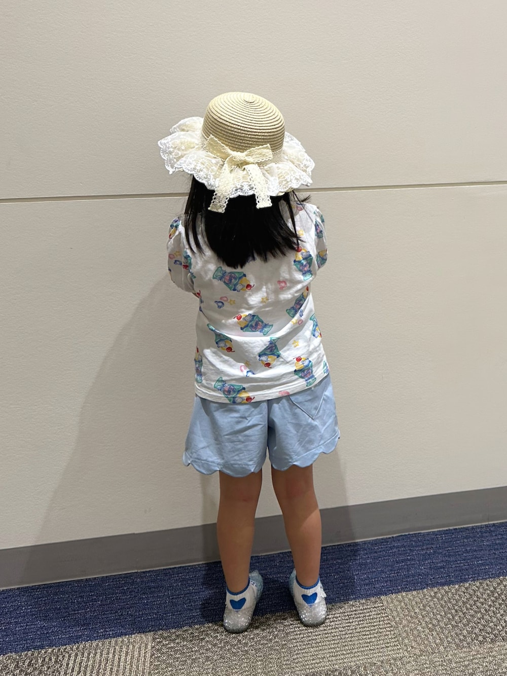 ホワイト系のショルダーバッグ、ブルー系のその他パンツ、ブルー系のサンダルを着用したキッズの夏コーディネートの3枚目の写真