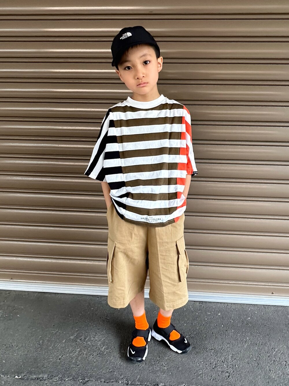 その他のTシャツ/カットソー、ベージュ系のその他パンツ、ブラック系のスニーカーを着用したキッズの夏コーディネートの5枚目の写真