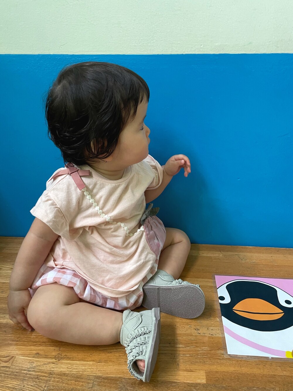 ピンク系のチュニック、グリーン系のサンダル、ピンク系のママ&ベビーを着用したキッズの夏コーディネートの2枚目の写真