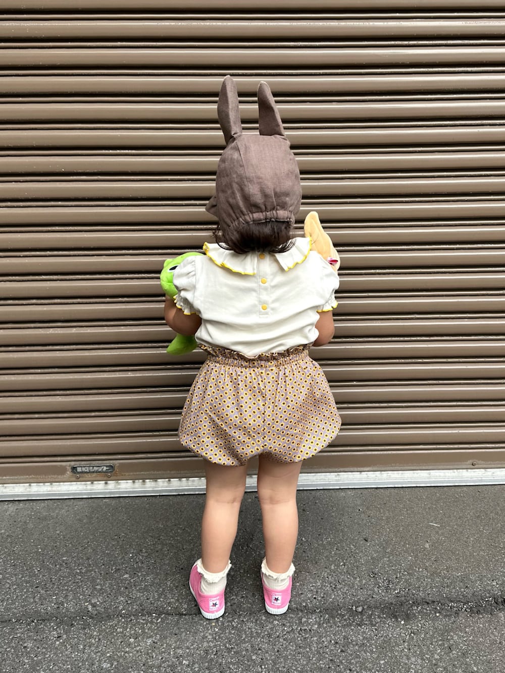 ホワイト系のTシャツ/カットソー、イエロー系のパンツ、ピンク系のスリッポンを着用したキッズの夏コーディネートの3枚目の写真