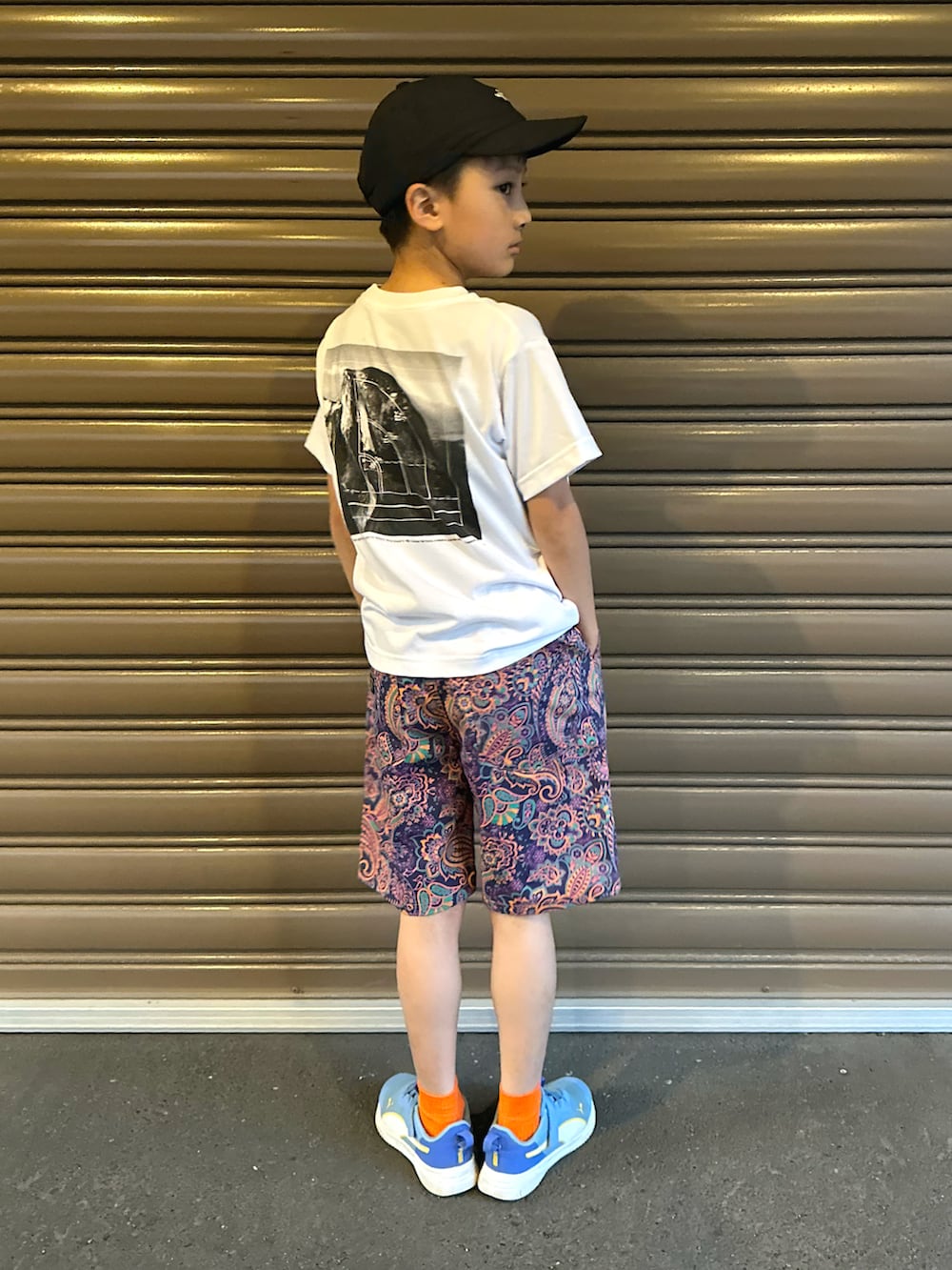 ホワイト系のTシャツ/カットソー、パープル系のその他パンツ、ブルー系のスニーカーを着用したキッズの夏コーディネートの2枚目の写真
