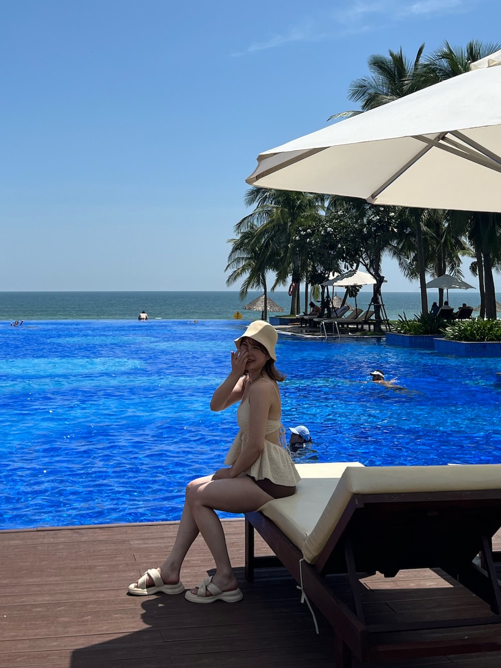 「水着、水着コーデ、夏、ベトナム、ベトナム旅行、sea dress、selectmoca、ハットコーデ」｜「SEA DRESSの立体ジャガードペプラムフレアビキニ/水着（水着、ホワイト系）」を使った、nanakoさん（レディース・159cm）の冬コーディネートの3枚目の写真