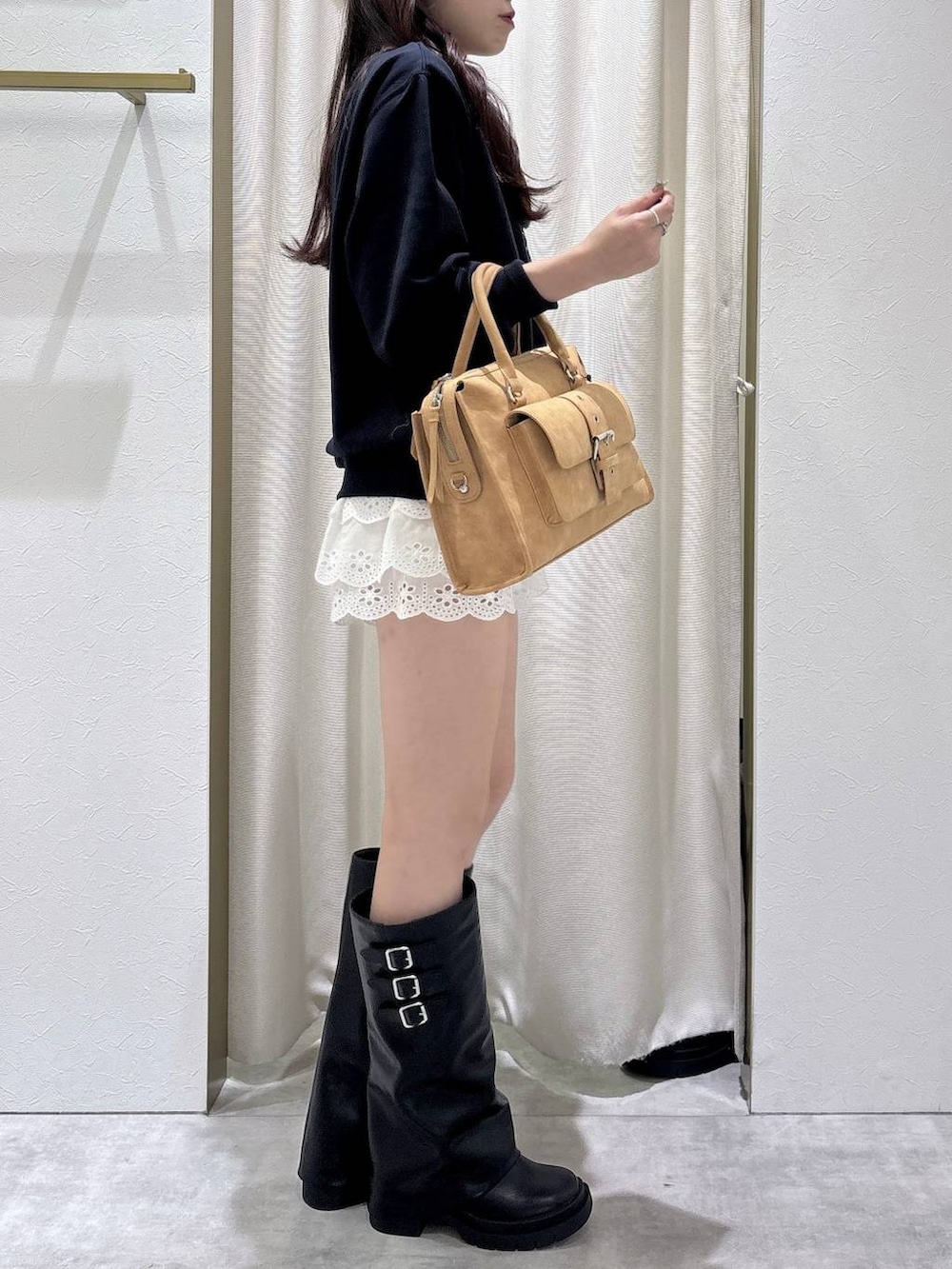 ベージュ系のボストンバッグ、ホワイト系のその他パンツ、ブラック系のブーツを着用したレディースの秋コーディネートの5枚目の写真
