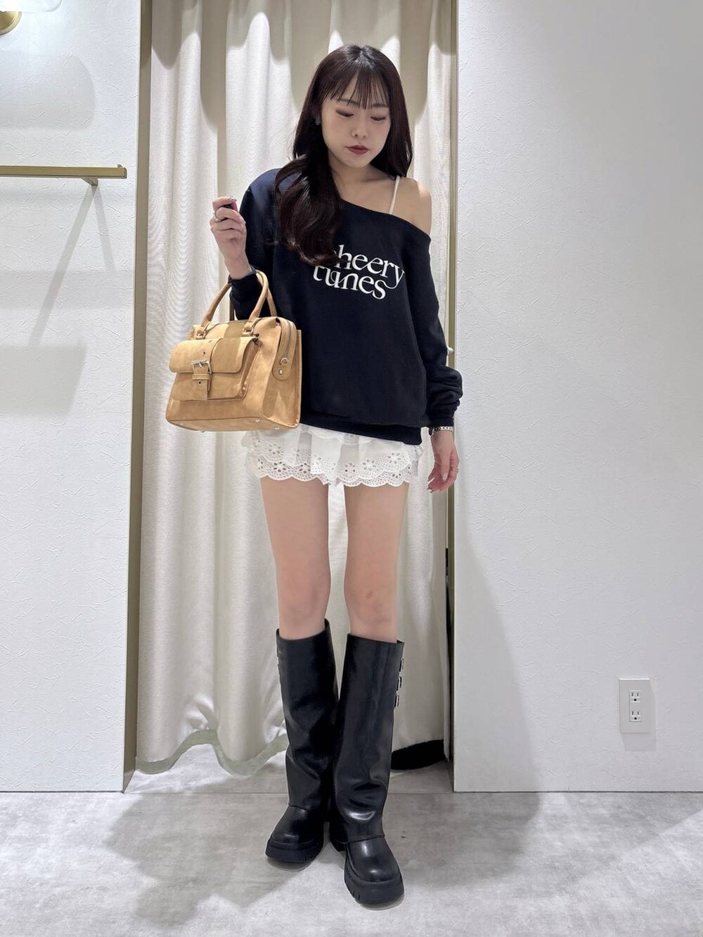 ベージュ系のボストンバッグ、ホワイト系のその他パンツ、ブラック系のブーツを着用したレディースの秋コーディネートの8枚目の写真