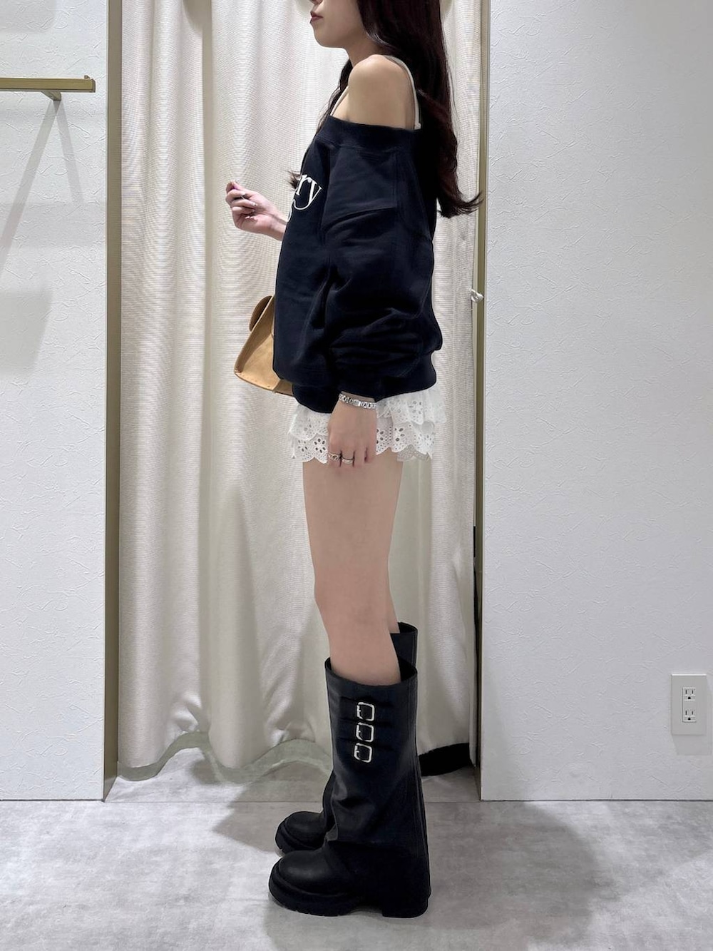 ベージュ系のボストンバッグ、ホワイト系のその他パンツ、ブラック系のブーツを着用したレディースの秋コーディネートの3枚目の写真