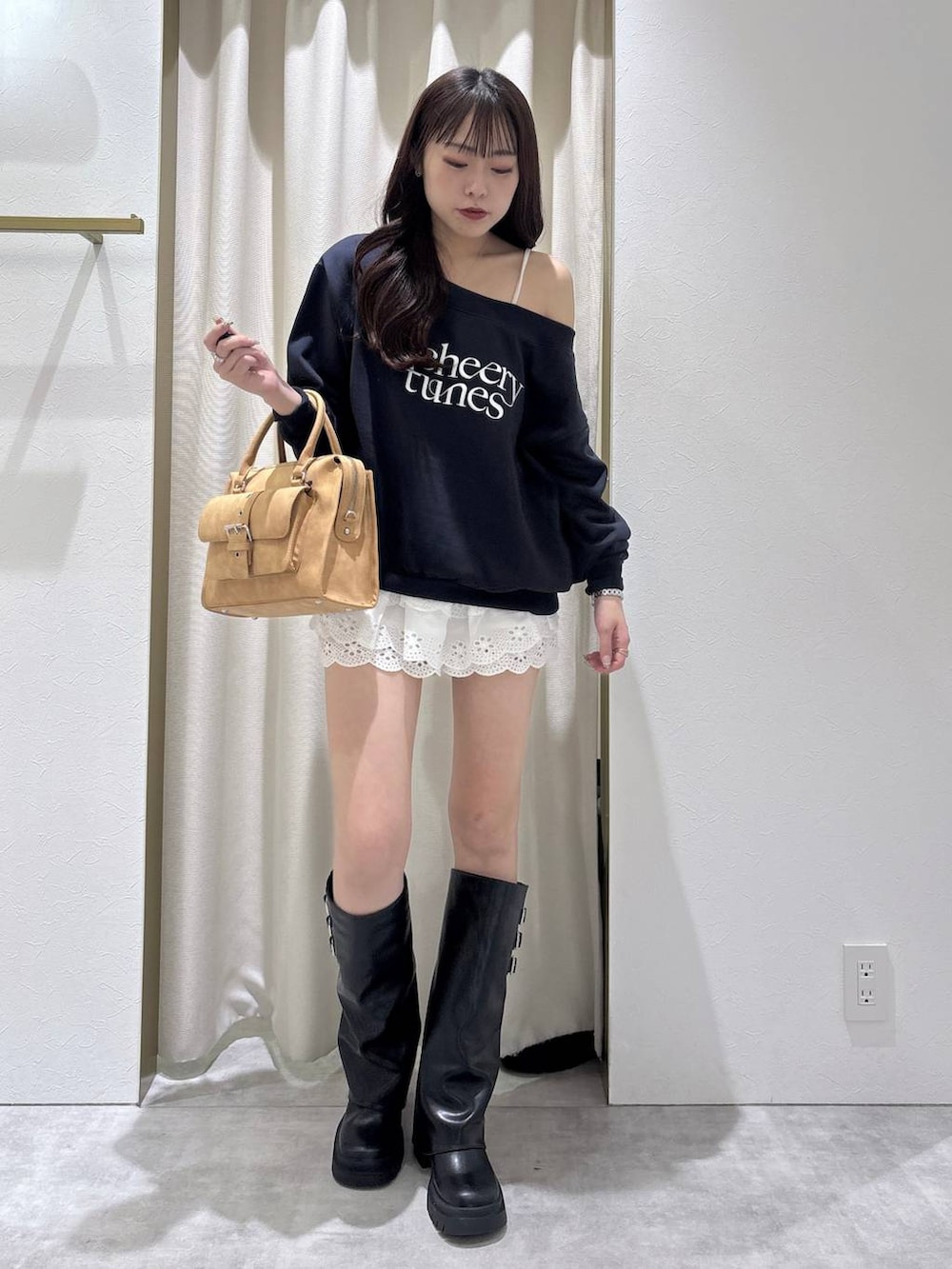 ベージュ系のボストンバッグ、ホワイト系のその他パンツ、ブラック系のブーツを着用したレディースの秋コーディネートの6枚目の写真