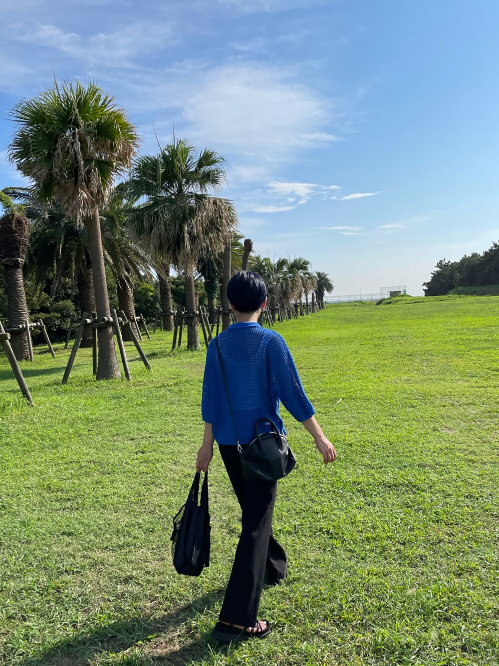 ブラック系のサンダル、ブルー系のカーディガン/ボレロを着用したレディースの秋コーディネートの2枚目の写真